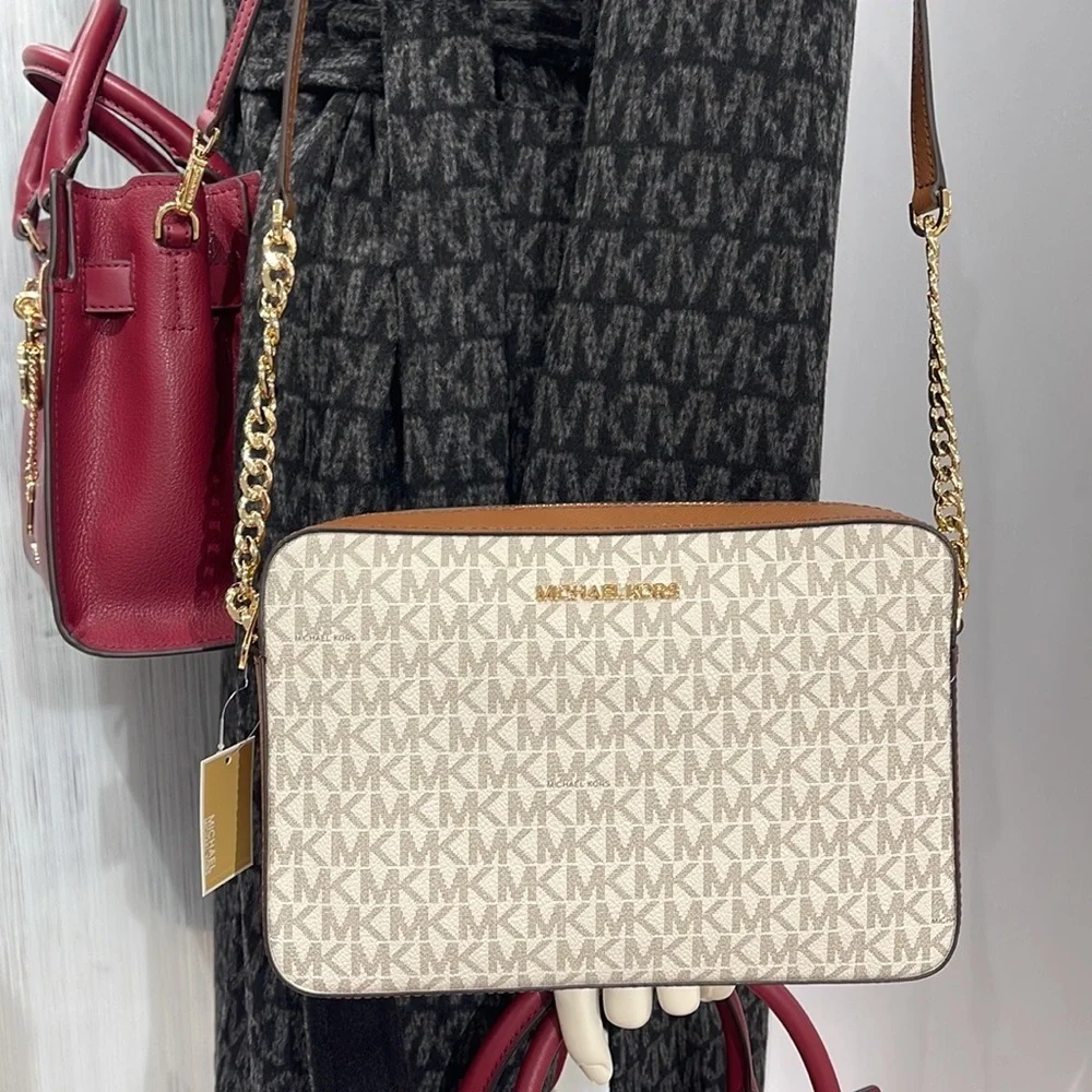 Michael Kors Jet Set Item Large East West Zip Crossbody Vanilla Signature
EW - Picture 5 of 16